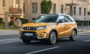 Gelber Suzuki Vitara im Stadtverkehr, bereit für den Suzuki Vitara Test.