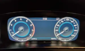 Digitales Cockpit zeigt Drehzahlmesser, Tachometer, Uhrzeit, Außentemperatur und den **Tageskilometerzähler** mit 0,9 km. Gesamtkilometerstand: 18694 km.