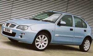 Hellblauer Rover 25 Gebrauchtwagen steht vor einer geriffelten Wand.