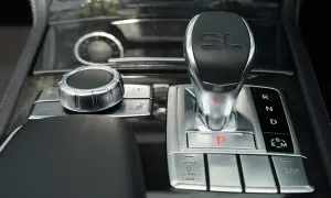 Schaltknauf mit SL-Logo und Anzeige für automatik gänge (P, R, N, D, S/E/M). Daneben ein Drehregler und Tasten.