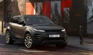 Dunkelgrauer Range Rover Evoque Black Edition parkt in einer Gasse mit Graffiti an der Wand.