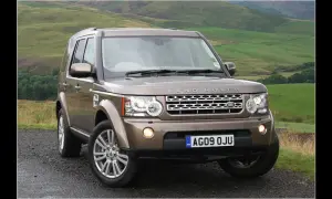 Brauner Land Rover Discovery 4 im Gelände. Bekannte land rover discovery 4 schwachstellen sind hier nicht sichtbar.