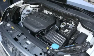 Motorraum des Seat Ateca im Test. Der Motor ist sauber und gut zugänglich, ideal für Wartungsarbeiten.