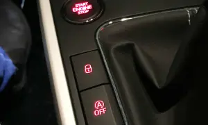 Start/Stop-Knopf leuchtet rot. Daneben ein Schloss-Symbol und der Knopf "A OFF", um die Start-Stop-Automatik dauerhaft zu deaktivieren.