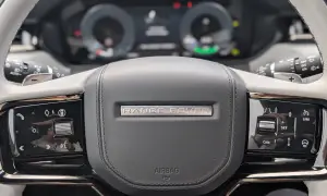 Nahaufnahme des **Range Rover Lenkrads** mit Bedienelementen für Tempomat und Infotainment.