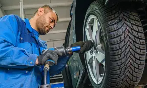 Mechaniker wechselt Winterreifen im Sommer. Mit dem richtigen Reifenwechsel sind Sie sicher unterwegs und Ihre Versicherung zahlt im Schadensfall.