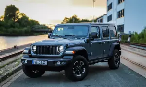 Grauer Jeep Wrangler Rubicon am Wasser, bereit für Abenteuer. Trotz seiner Robustheit gibt es auch Jeep Wrangler Schwachstellen zu beachten.