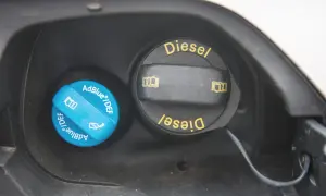 Zwei Tankdeckel: einer für Diesel, der andere für AdBlue. Ein Diesel Additiv Test könnte hier durchgeführt werden.