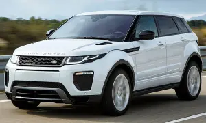 Weißer Range Rover Evoque gebraucht auf einer Landstraße, bereit für neue Abenteuer.