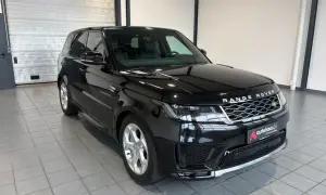 Schwarzer Range Rover Sport gebraucht Automatik mit silbernen Felgen steht in einer Garage.
