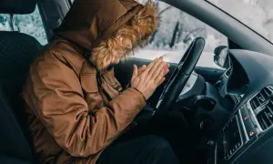 Person reibt sich in eisiger Kälte die Hände. Eine Standheizung wäre hier Gold wert, um das Kühlen zu vermeiden.