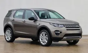 Brauner Land Rover Discovery Sport 2.0 TD4, bereit für Abenteuer, trotz möglicher Probleme.