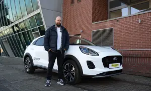 Mann steht neben weißem Ford Puma für einen Test.