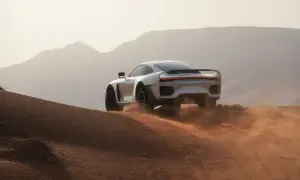 Der Gemballa Marsien bahnt sich seinen Weg durch die Wüste, Sand wirbelt auf.