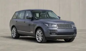 Grauer Range Rover Sport vor Betonwand. Mögliche Probleme mit der Luftfederung des Range Rover Sport.