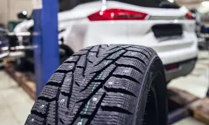 Ein Spikereifen für sichere Fahrten im Winter. In Deutschland sind reifen mit spikes erlaubt, wenn die Straßenverhältnisse es erfordern.
