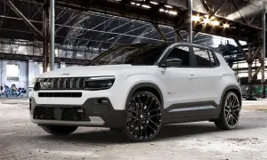 Weißer Jeep mit auffälligen schwarzen Alufelgen 22 Zoll in einer alten Fabrikhalle.