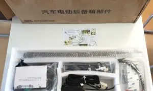 Kit zum elektrischen Kofferraum nachrüsten: Dämpfer, Kabel, Steuergerät und Anleitung.