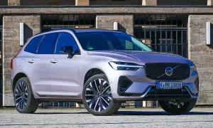 Ein silberner Volvo XC60 im Test, mit markantem Kühlergrill und LED-Scheinwerfern, steht vor einer Steinfassade.
