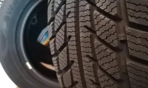 Nahaufnahme eines Winterreifens mit tiefem Profil. Die Lamellen sorgen für Grip auf Schnee und Eis. Gute **Goodride Reifen Erfahrung** für sicheres Fahren.