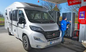 Mann tankt Wohnmobil an Tankstelle. Hoffentlich ist das Diesel nicht eingefroren bei der Kälte.