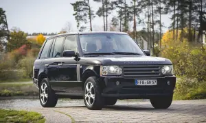 Schwarzer Range Rover V8 Diesel, der am Wasser steht. Hoffentlich keine Probleme mit dem Motor.