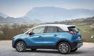 Blauer Opel Crossland parkt in malerischer Berglandschaft. Keine Probleme mit diesem Auto, nur Fahrspaß!
