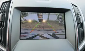 Rückfahrkamera mit Hilfslinien: Die roten und grünen Linien zeigen die Bedeutung der Parkhilfen und die Fahrspur.
