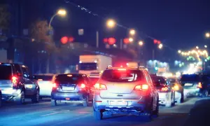 Autos im Nachtverkehr. Ein Bremslicht funktioniert nicht, was gefährlich ist.