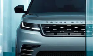 Der Kühlergrill eines silbernen Range Rover mit dem Schriftzug "RANGE ROVER" und dem Land Rover Logo. Ein Fahrzeug, das "land rover approved" ist.