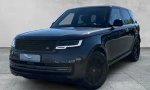 Schwarzer Range Rover im Profil, mit dunklen Felgen. Ein Blick auf den attraktiven Range Rover preis gebraucht.