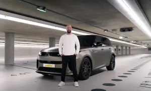 Mann steht neben einem Range Rover in einer Tiefgarage. Erste Range Rover Erfahrungen gesammelt.