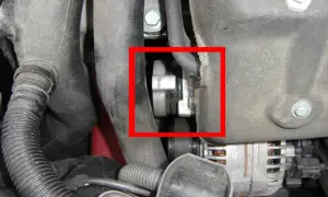 Motorraum: Riemenspanner (rot umrandet) könnte Ursache sein, wenn das **Auto schleift beim Fahren**.