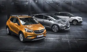 Drei Opel-Modelle in einem Parkhaus: ein orangefarbener Mokka, ein grauer Grandland X und ein weißer Crossland X. Ein Ausblick auf die Opel Modelle 2026.