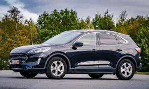 Schwarzer Ford Kuga 190 PS Diesel. Ein Blick auf das SUV, das trotz seiner Leistung manchmal Probleme bereitet.