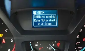 AdBlue® niedrig: Kein Motorstart in 310 km. Der Stand ist niedrig, bald muss nachgefüllt werden.