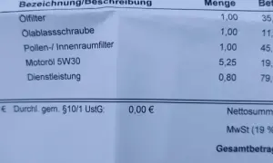 Rechnung für eine Autoinspektion: Ölfilter, Motoröl und Dienstleistung. Die Gesamtkosten betragen 303,26 €.