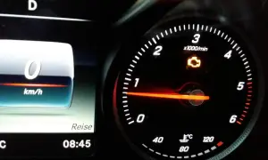Mercedes Armaturenbrett mit leuchtender Motorkontrollleuchte. Tachometer zeigt 0 km/h.