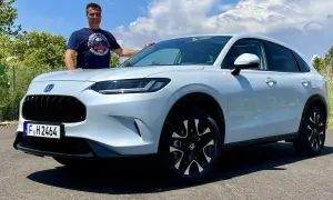 Mann steht neben einem weißen Honda ZR-V.