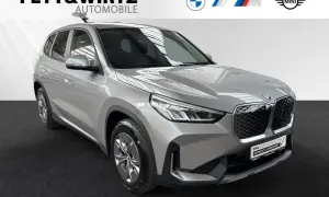 Silberner BMW iX1, ein Vorbote der neuen Klasse, steht bereit.