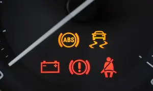 Armaturenbrett mit leuchtenden Warnsymbolen: ABS, ESP, Batterie, Bremsen und Gurt. Die Motorkontrollleuchte ist nicht zu sehen.