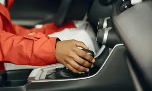 Hand am Ganghebel: Wandlerautomatik vs. DSG – welche ist die bessere Wahl für entspanntes Fahren?