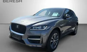 Grauer Jaguar F-Pace im **Jaguar F-Pace Test** vor neutralem Hintergrund. Geprüfter Gebrauchtwagen von Hyundai Promise.