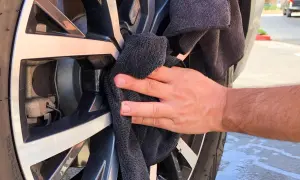Hand poliert Felge mit schwarzem Tuch. Ein einfacher felgenreiniger hausmittel-Trick für glänzende Räder.