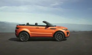 Orange Range Rover Evoque Cabrio gebraucht, bereit für die nächste Fahrt mit offenem Verdeck.