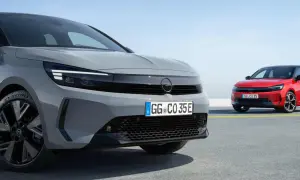 Zwei Opel Corsa, ein grauer und ein roter, zeigen das neue Design. Ein Facelift Auto wie dieses bringt frischen Wind.