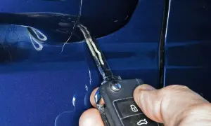 Ein Land Rover Schlüssel wird in das Türschloss gesteckt.