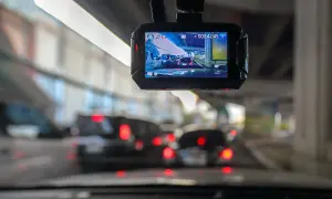 Die auto dashcam zeichnet den Stau auf. Verkehr stockt, rote Rücklichter leuchten.