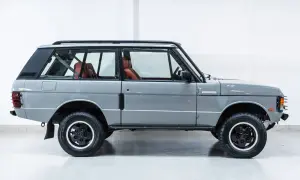 Grauer Range Rover 3-Türer mit roten Ledersitzen, bereit für jedes Abenteuer.