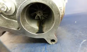 Turbocharger-Einlass mit dunklen Ölflecken. Möglicher Grund: Ölstand zu hoch bei Diesel.